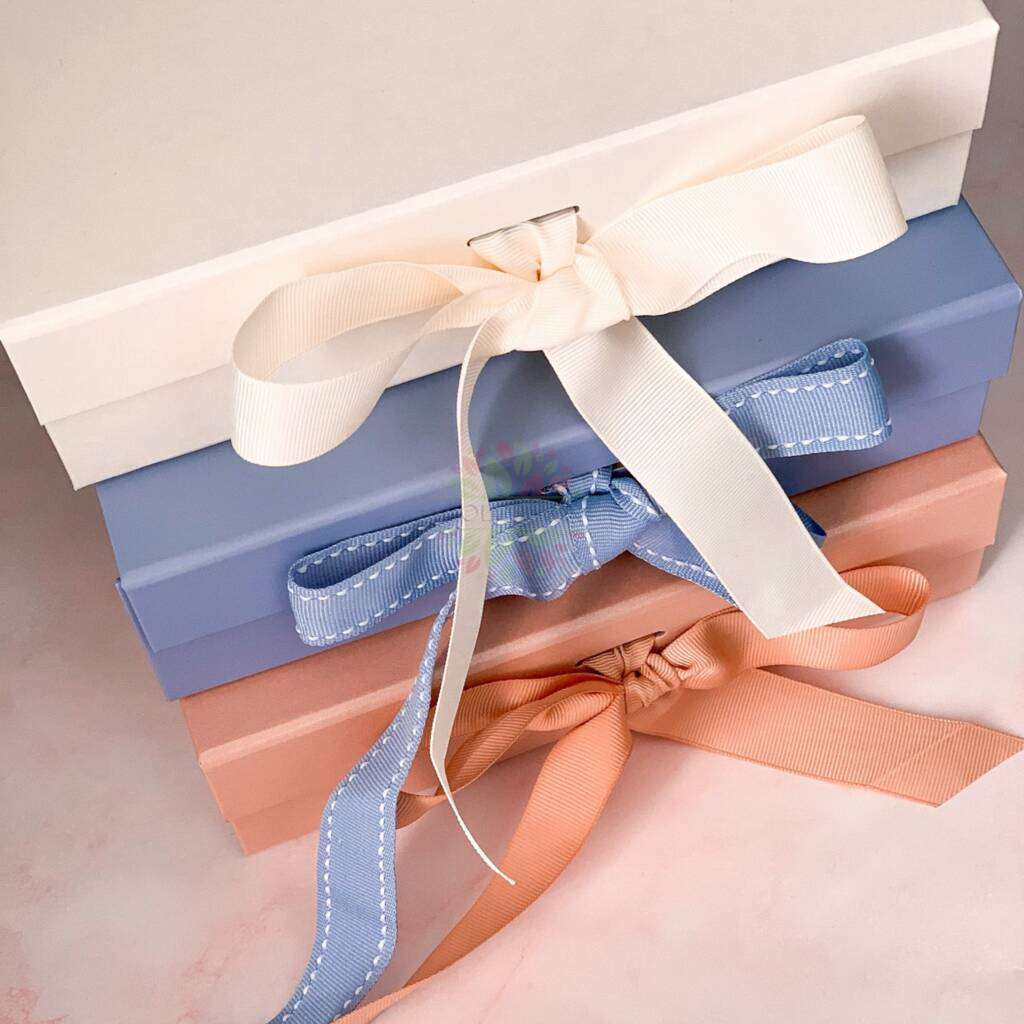 Boîtes colorées pour coffrets cadeaux avec ruban