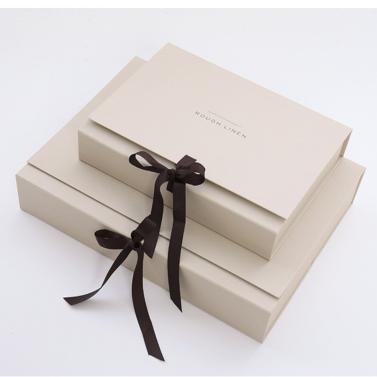 Boîte d'emballage de luxe en forme de livre pour robe avec ruban